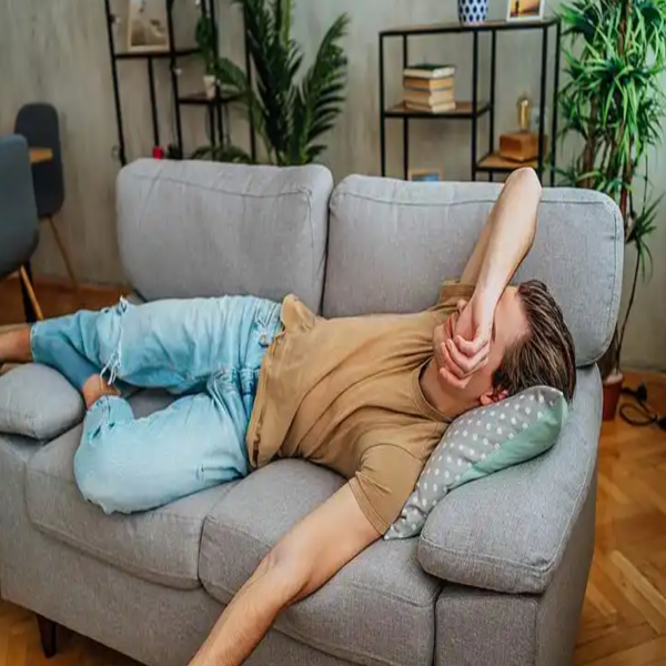 昨晚睡沙发，今天还得继续。