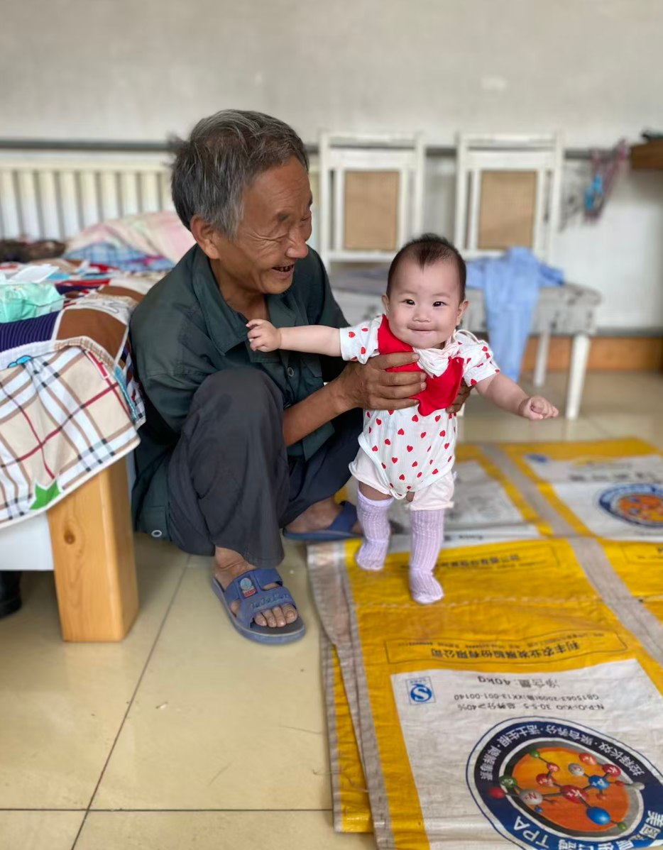 父亲一人在老家，装网线加装摄像头